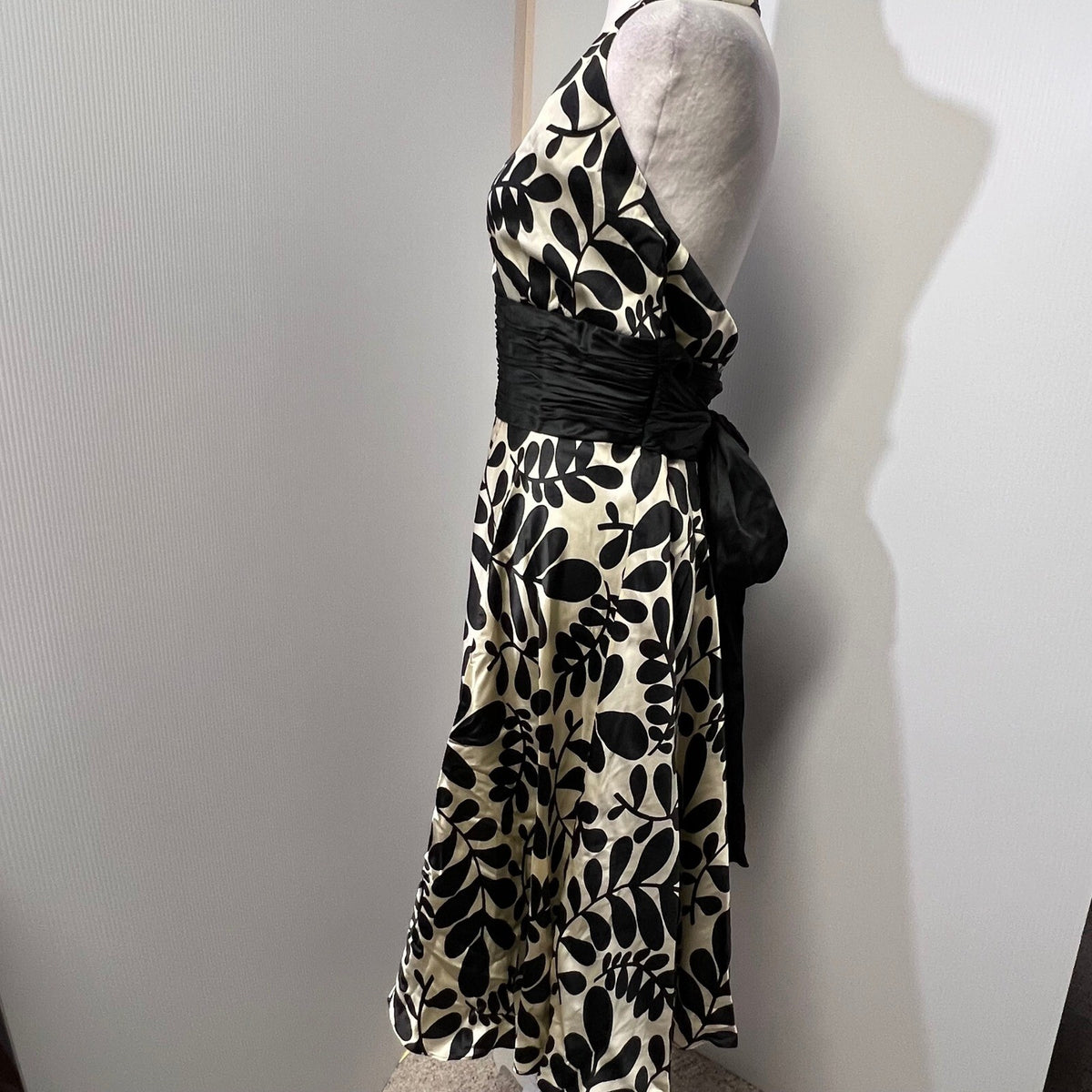 Maggy London Silk Baby Doll Tropical Print Halter Dress Cocktail Party Midi