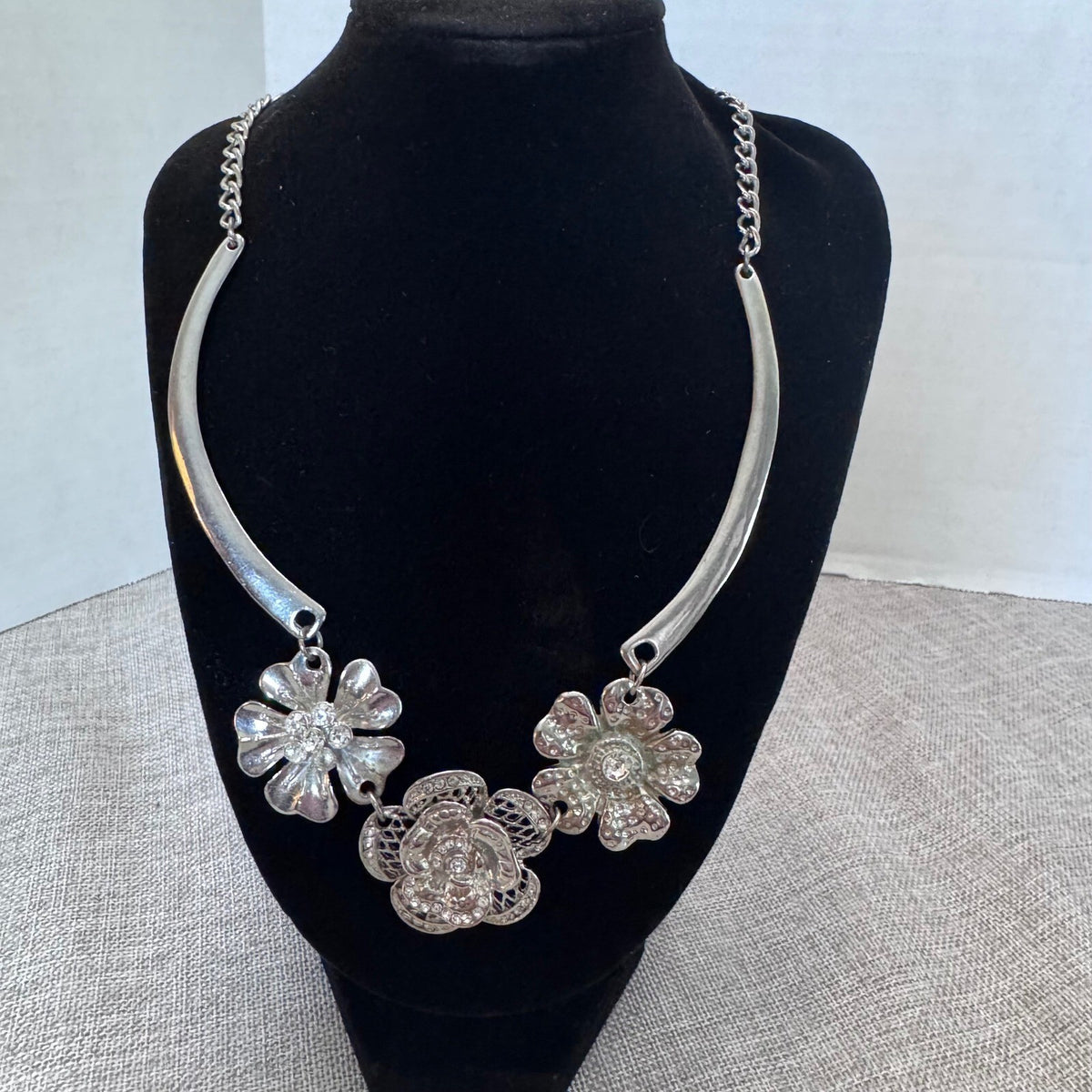 Silver Tone Flower Statement Necklace Rhinestone Floral Fashion Jewelry