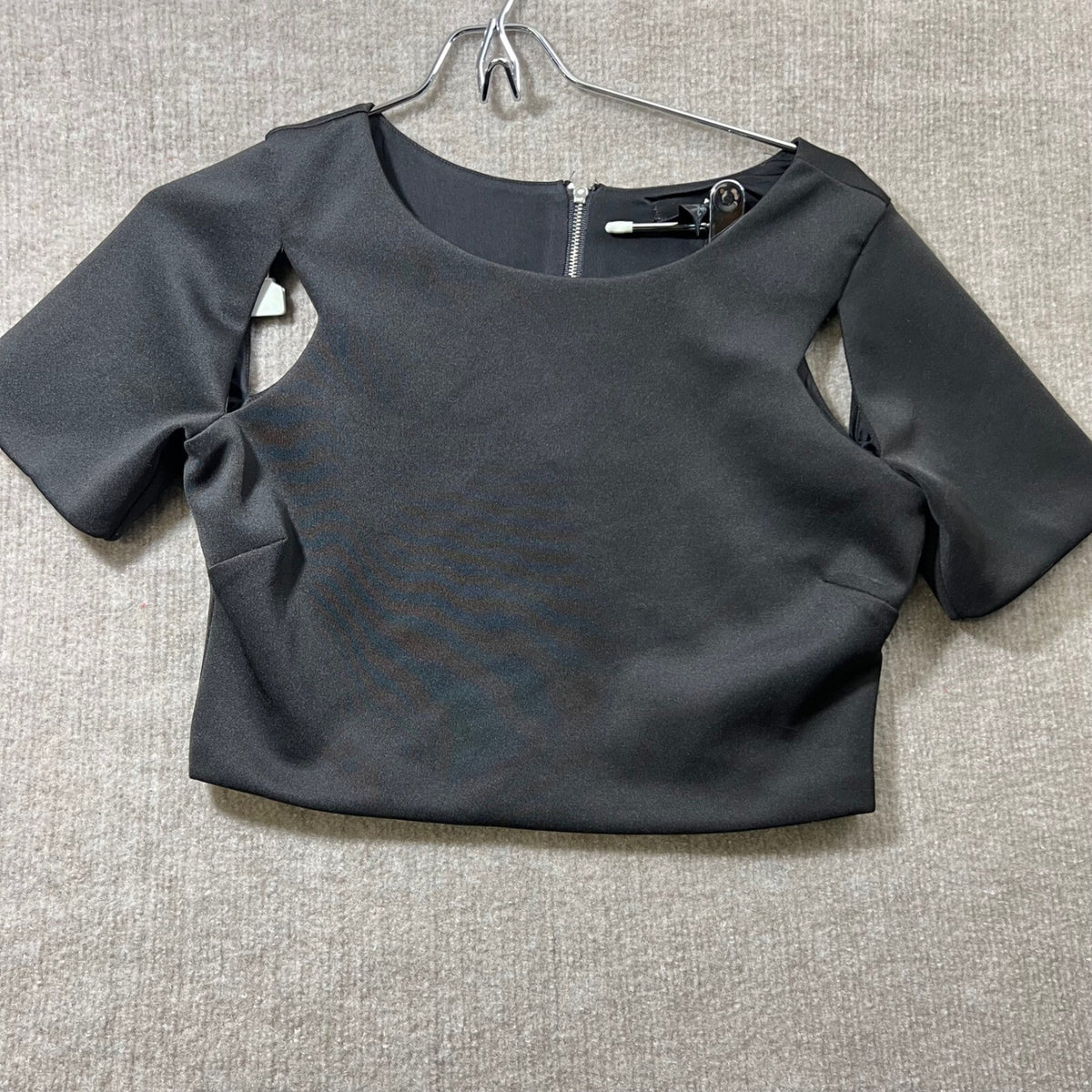 AQUA Black Cutout Sleeve Zipper Back Cropped Top Medium