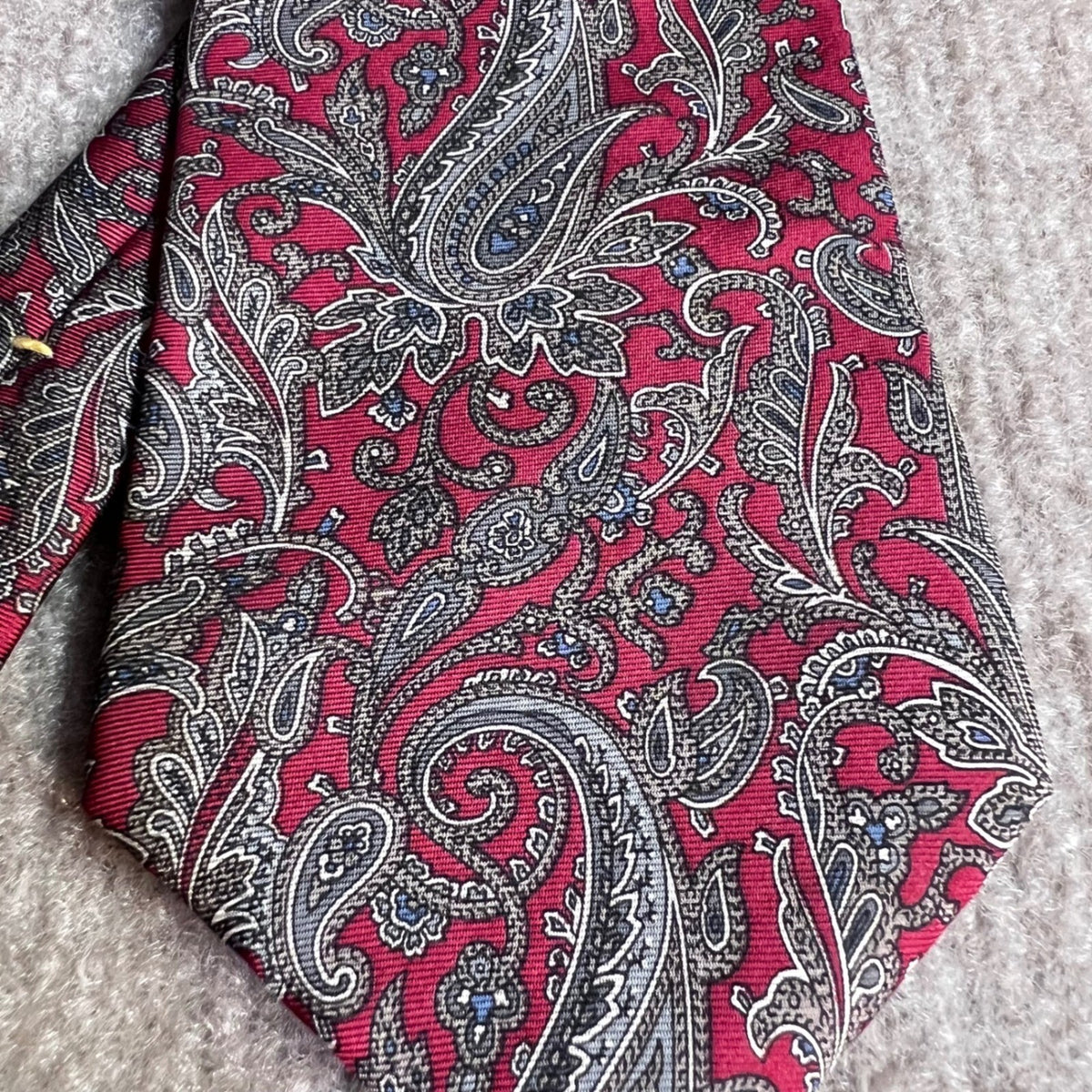 Oscar de la Renta Tie Mens Red Paisley Couture Silk Designer Necktie