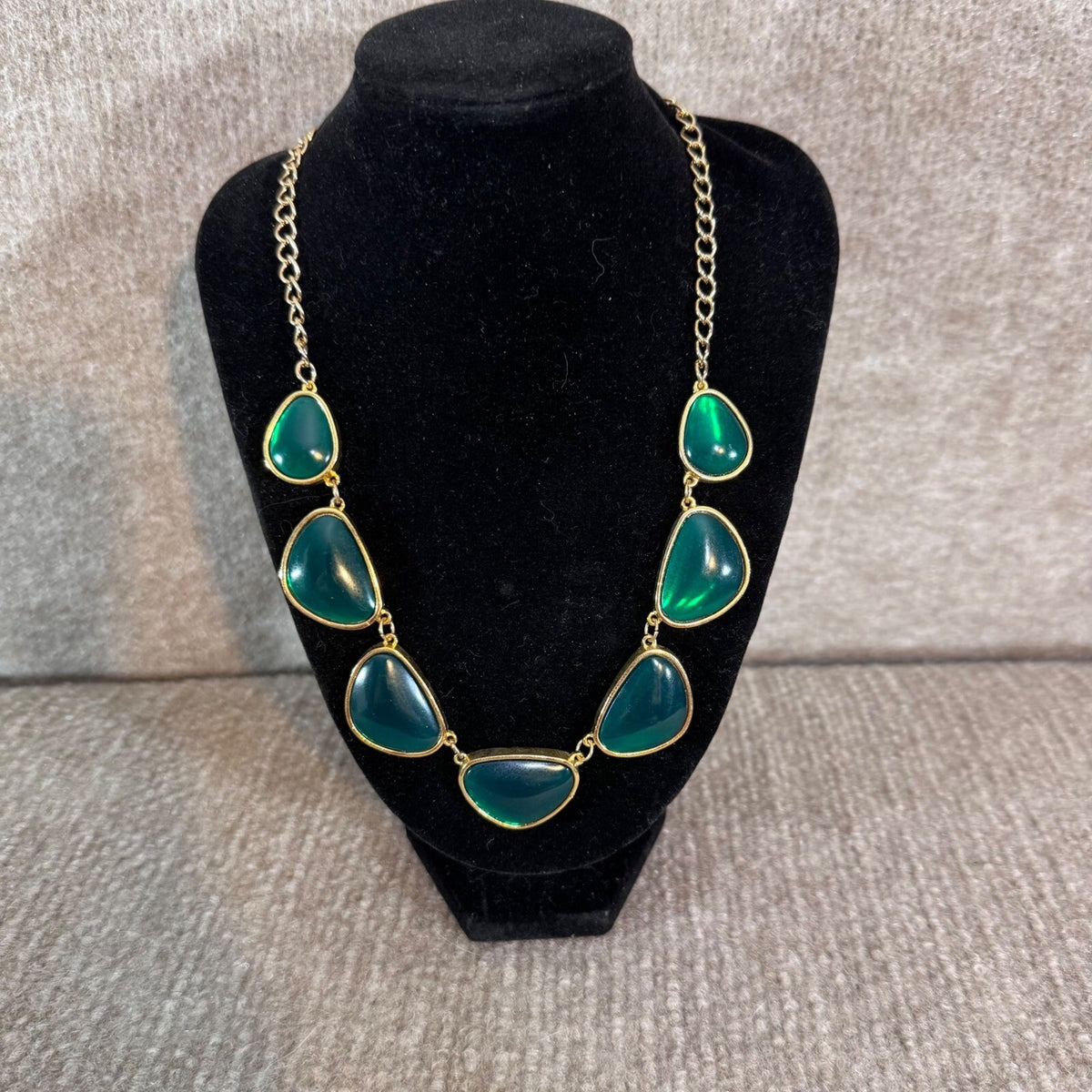 Green Cabochon Statement Necklace Women OS Gold Tone Teardrop Bib