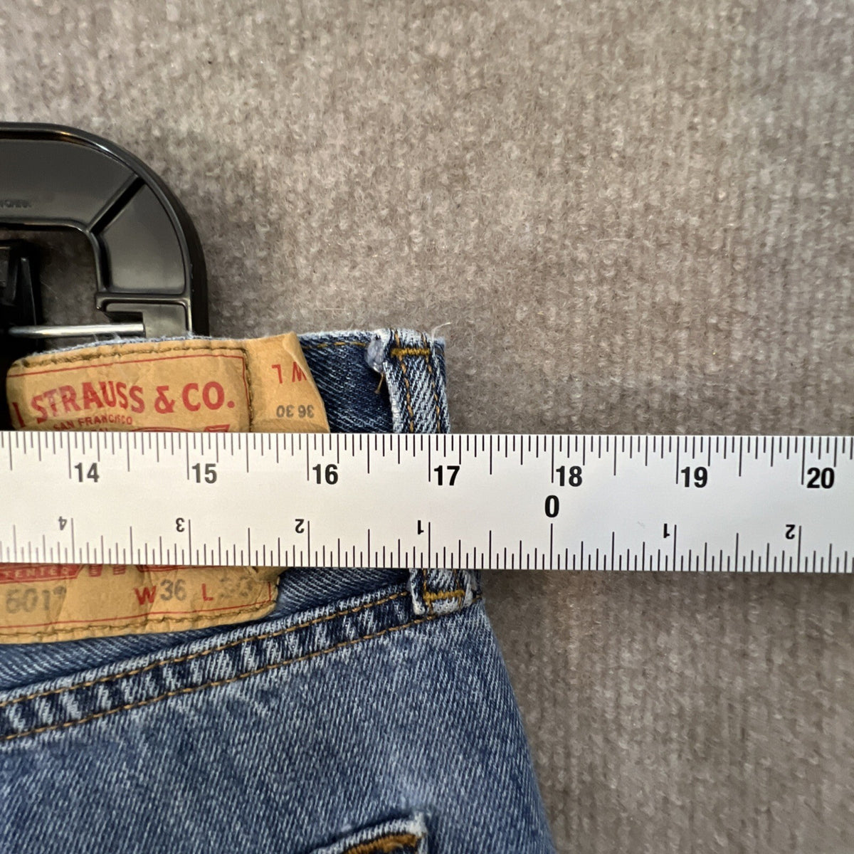 Levis 501 Straight Leg Button Fly Mens 36x30 Blue Jeans Med Wash READ