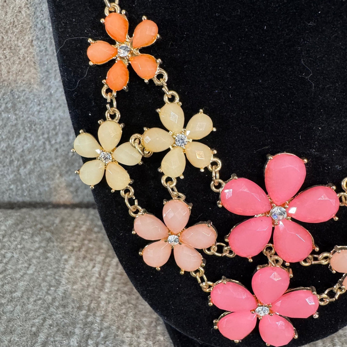 Floral Statement Necklace Women OS Pink Peach Cream Gold Tone Spring Garden