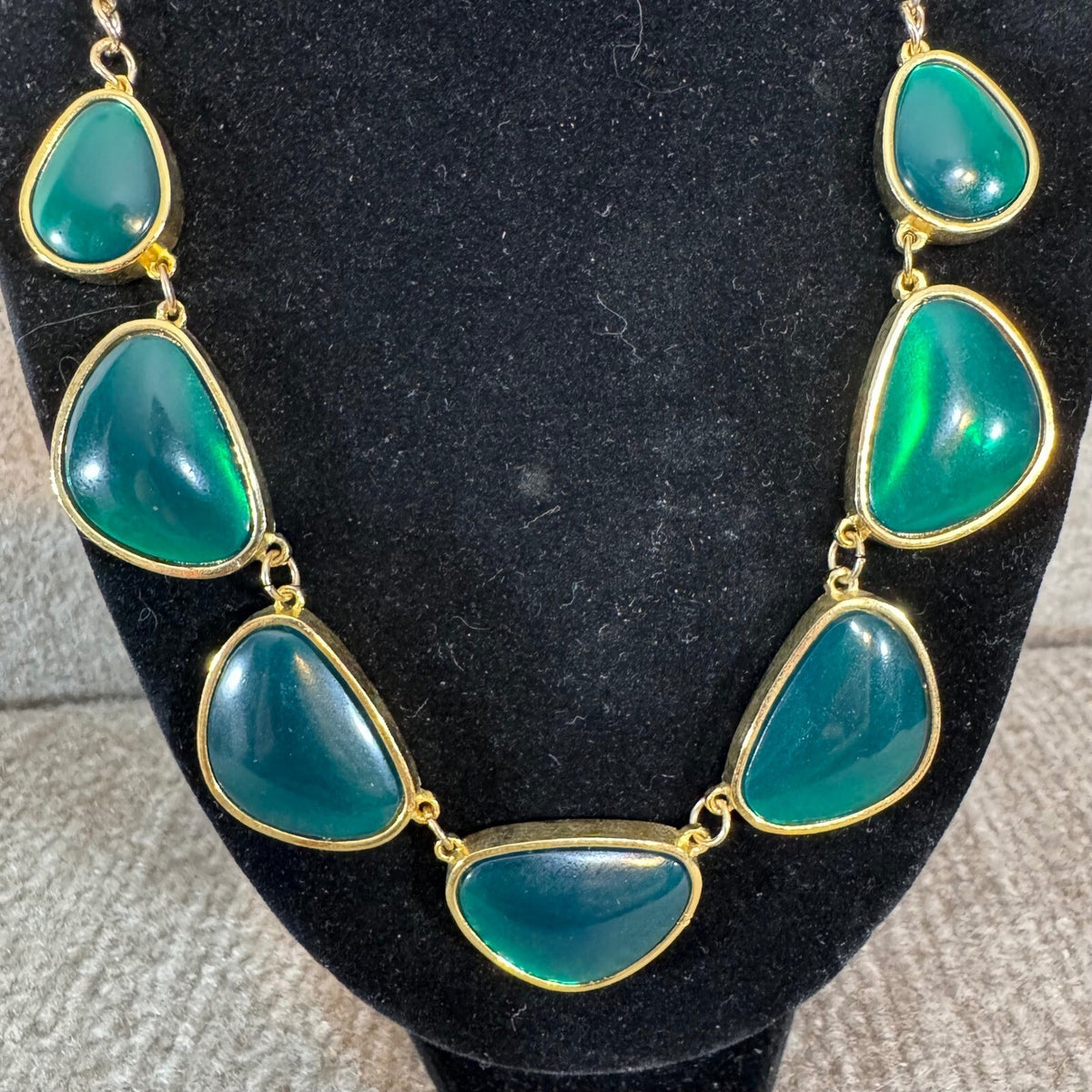 Green Cabochon Statement Necklace Women OS Gold Tone Teardrop Bib