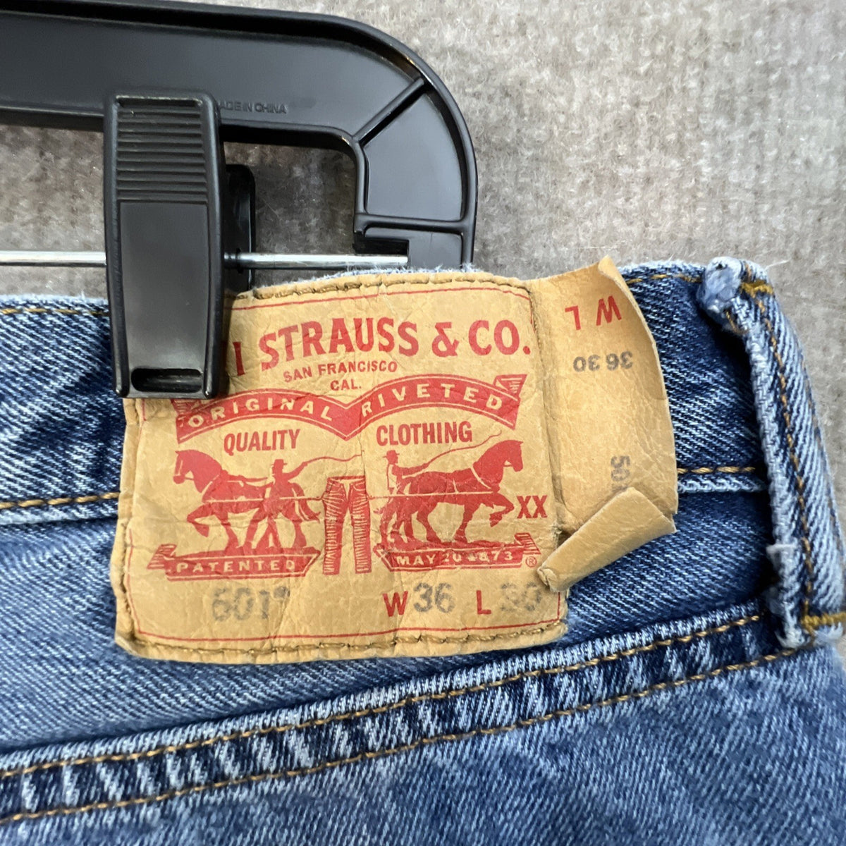 Levis 501 Straight Leg Button Fly Mens 36x30 Blue Jeans Med Wash READ