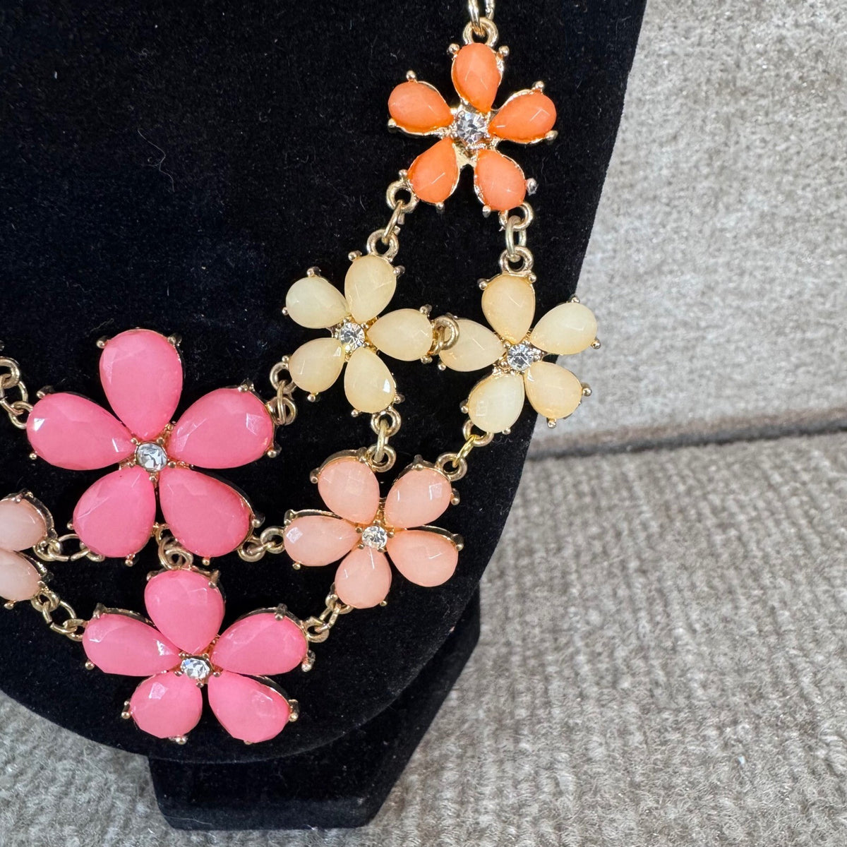 Floral Statement Necklace Women OS Pink Peach Cream Gold Tone Spring Garden