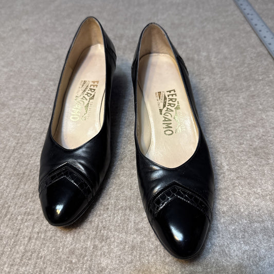 Vintage Ferragamo DQ 7653 Black Leather Cap Toe Pumps 7.5 AAA Narrow Italy
