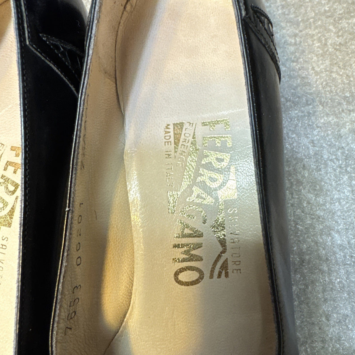 Vintage Ferragamo DQ 7653 Black Leather Cap Toe Pumps 7.5 AAA Narrow Italy