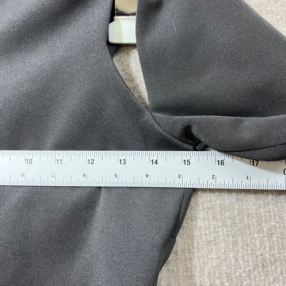 AQUA Black Cutout Sleeve Zipper Back Cropped Top Medium
