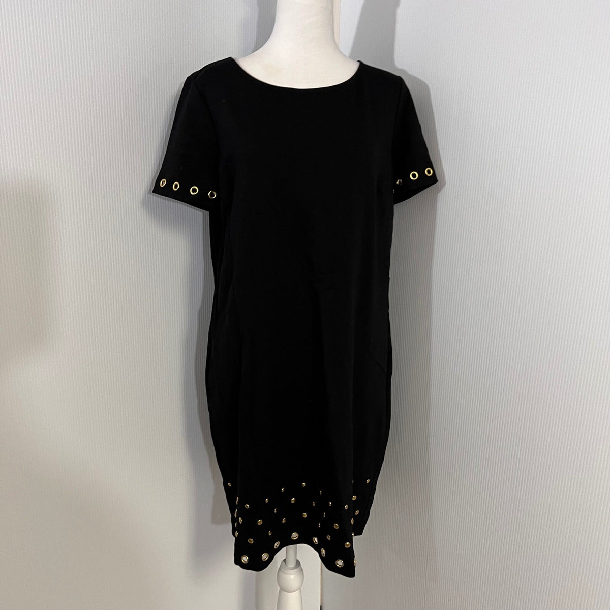 Roz & Ali Black Shift Dress Short Sleeve Gold Grommet Accents Casual Chic