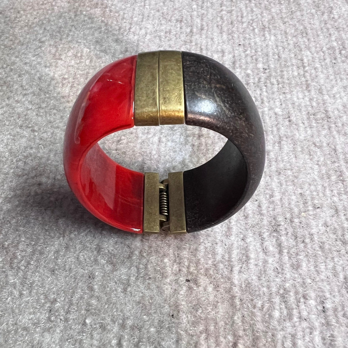 Hinge Bangle Bracelet Women OS Red Brown Resin Brass Tone Mod Statement