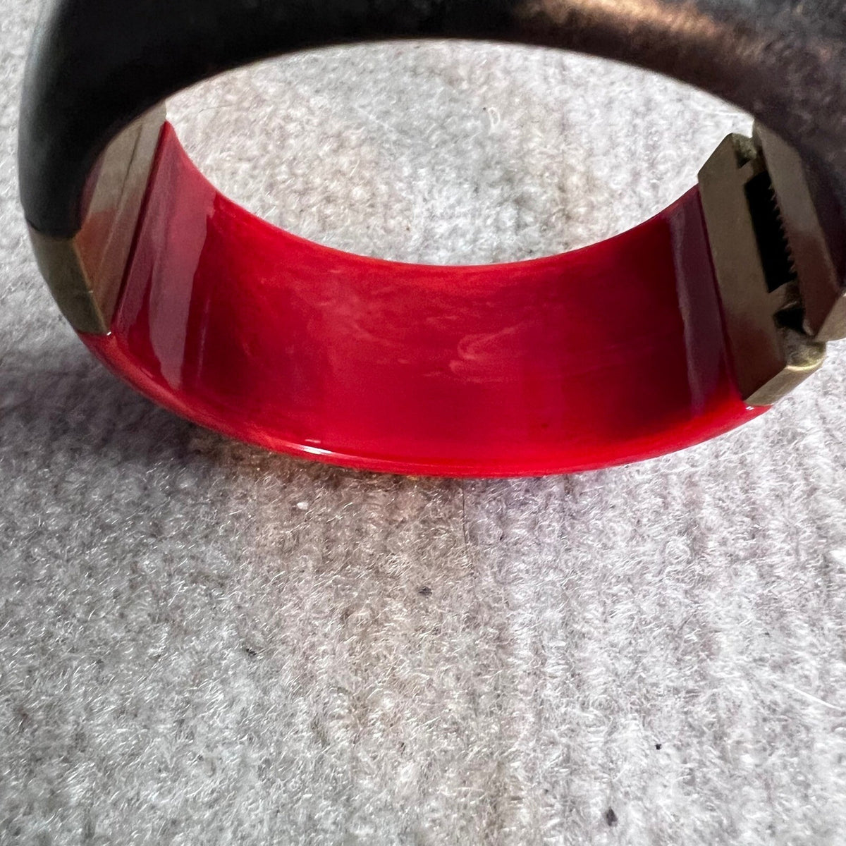 Hinge Bangle Bracelet Women OS Red Brown Resin Brass Tone Mod Statement
