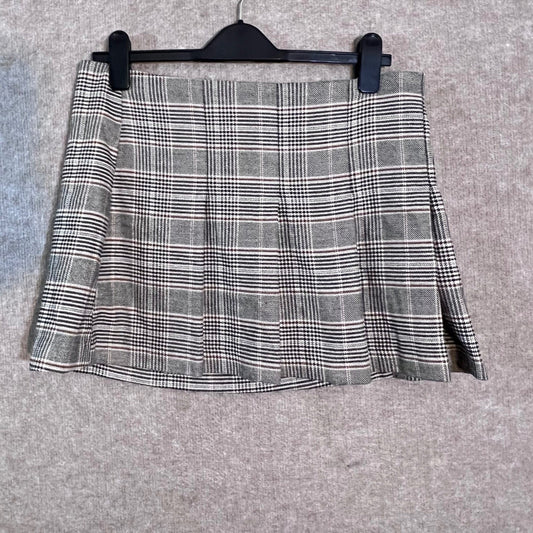 H&M Divided Plaid Mini Skirt Sz 10 Gray Check Pleated Academia Preppy Schoolgirl