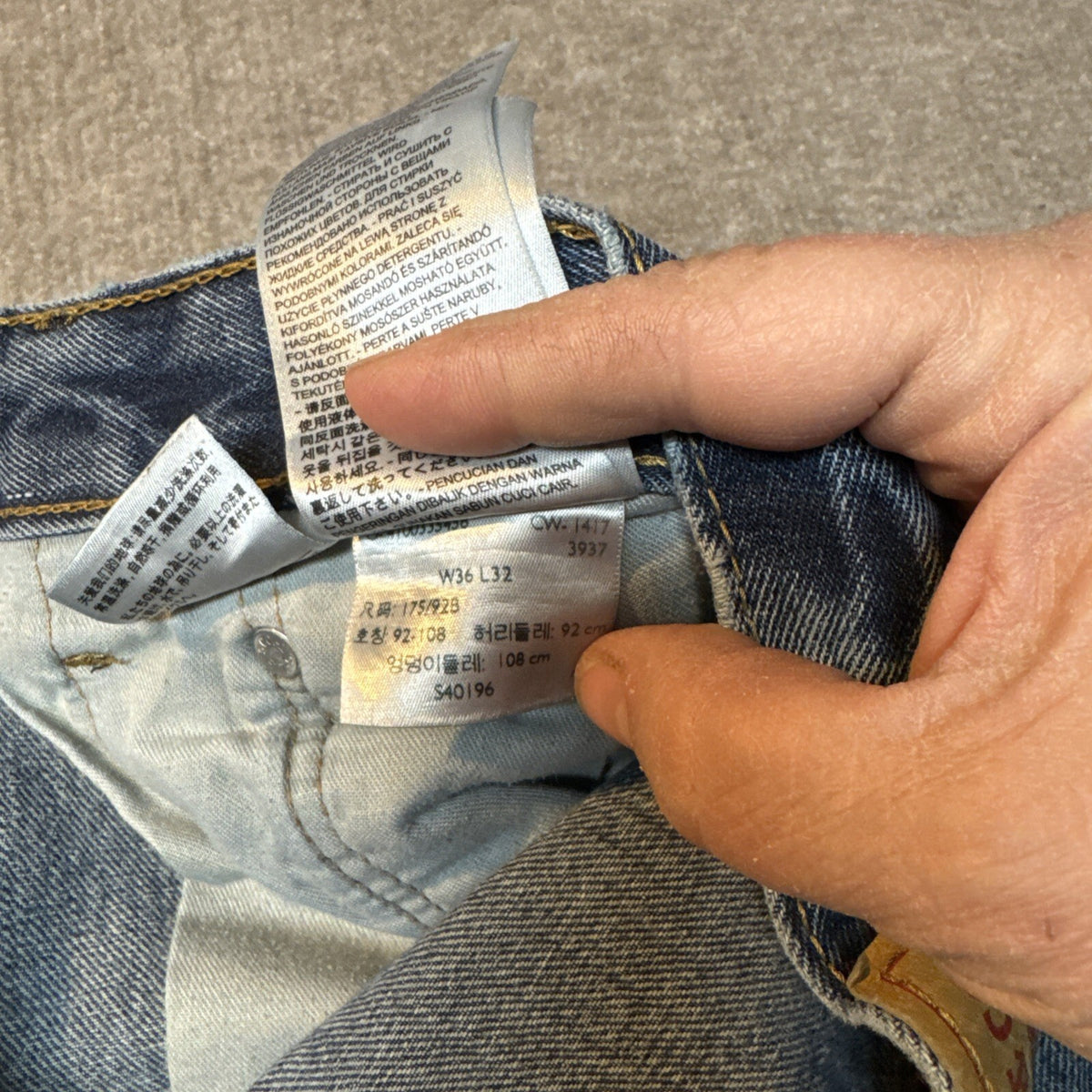 Levi's Men's Size 36 X 32 Zip Up Five Pocket 505 Straight Leg Jeans Thrashed