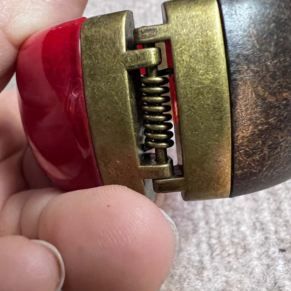 Hinge Bangle Bracelet Women OS Red Brown Resin Brass Tone Mod Statement