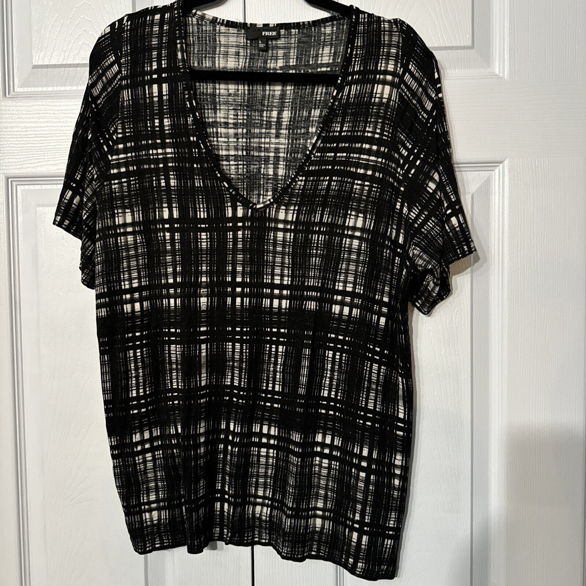 FREE Women's Black White Plaid Print Short Sleeve V-Neck Top Size L