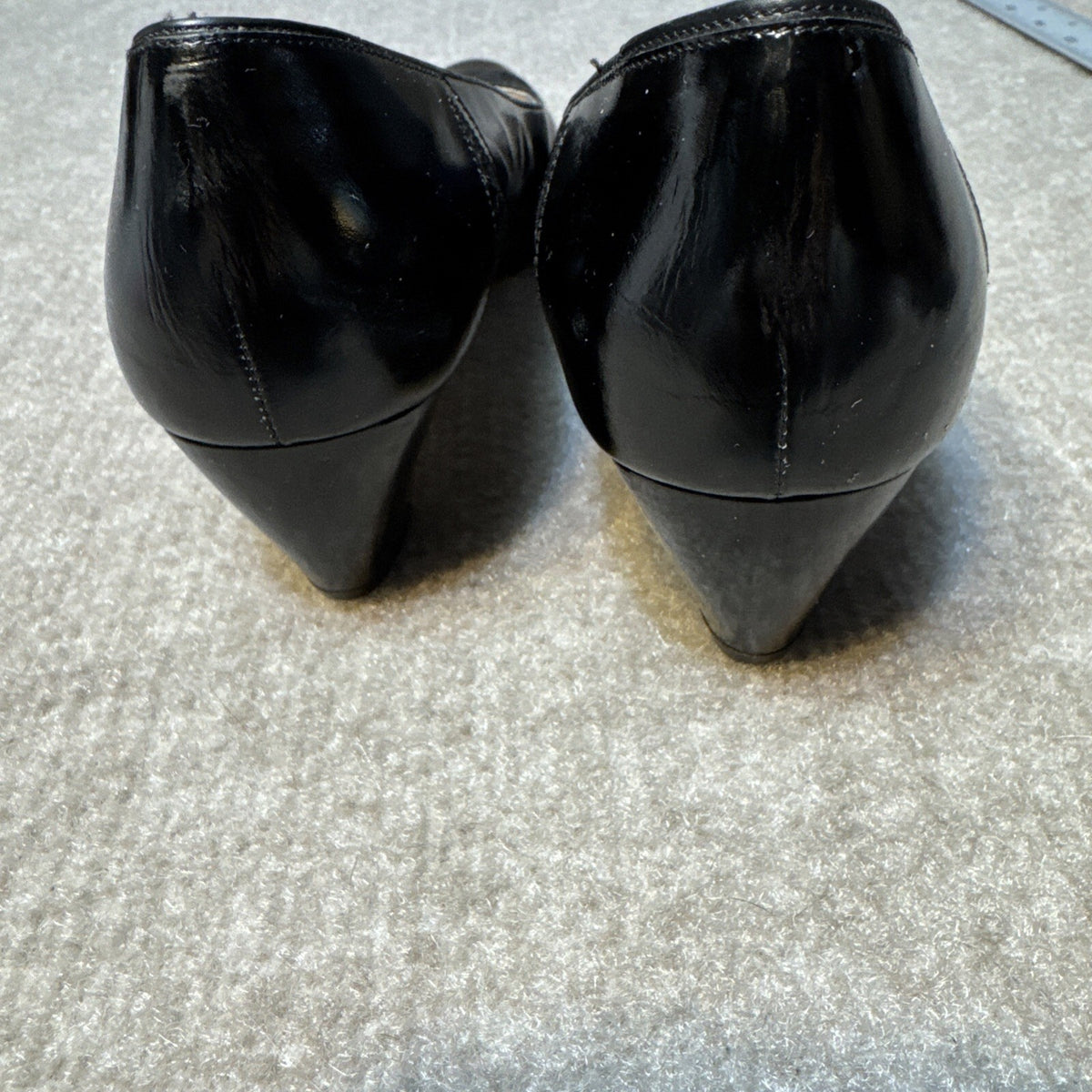 Vintage Ferragamo DQ 7653 Black Leather Cap Toe Pumps 7.5 AAA Narrow Italy