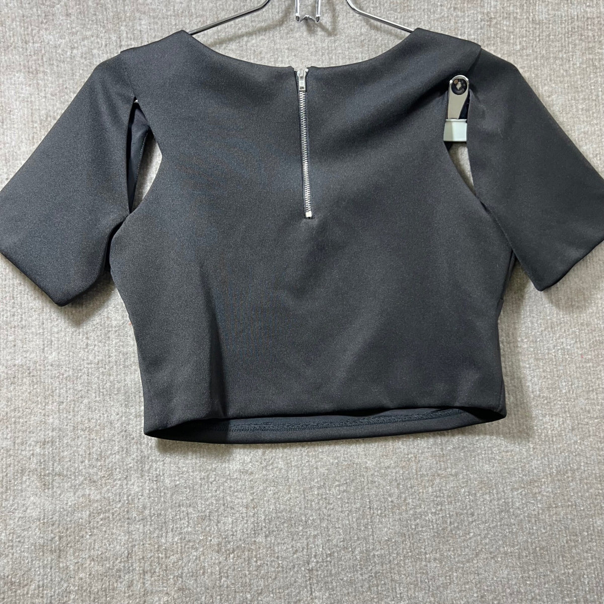 AQUA Black Cutout Sleeve Zipper Back Cropped Top Medium