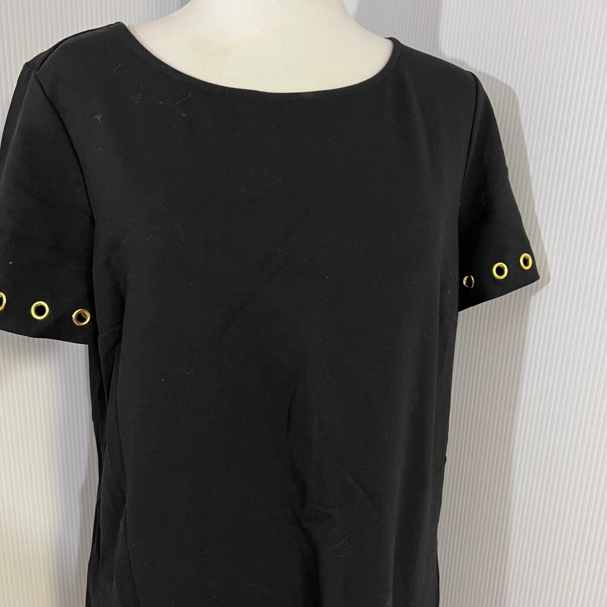 Roz & Ali Black Shift Dress Short Sleeve Gold Grommet Accents Casual Chic