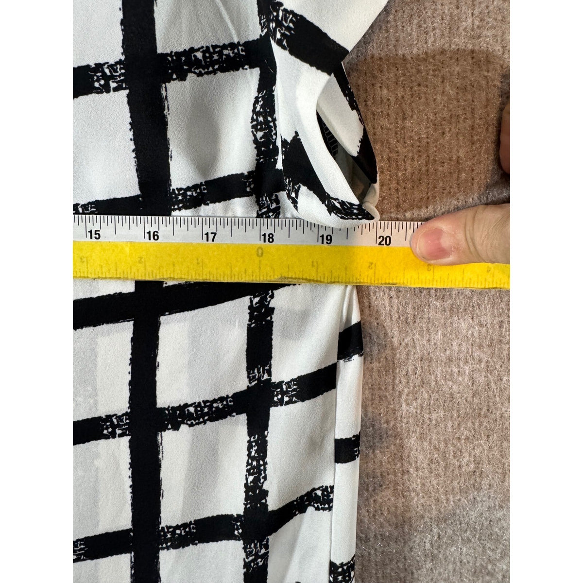 Bobeau Grid Print Short Sleeve Top Women Size Medium Black White Back Zip Blouse