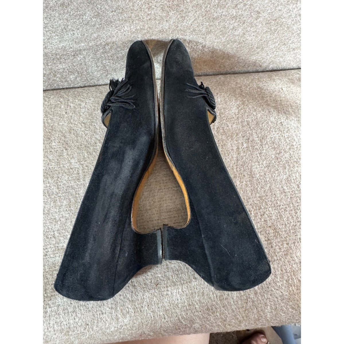 Vintage Salvatore Ferragamo Pumps 9 AA Black Suede Tassel Kitten Heel Italy